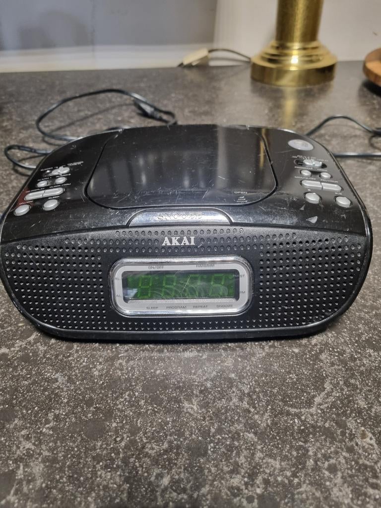 AKAI Radio Wekker met CD-speler Made in japan, Witgoed en Apparatuur, Wekkers, Ophalen of Verzenden, Gebruikt