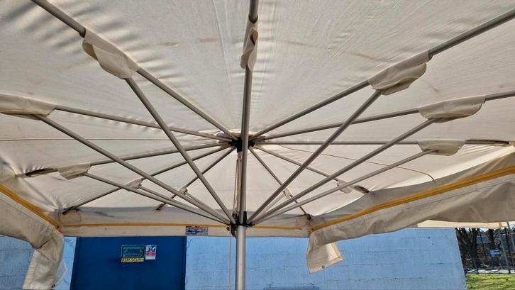 3 Markt parasols met zeilen en gewichten compleet, Diversen, Rommelmarktspullen, Ophalen