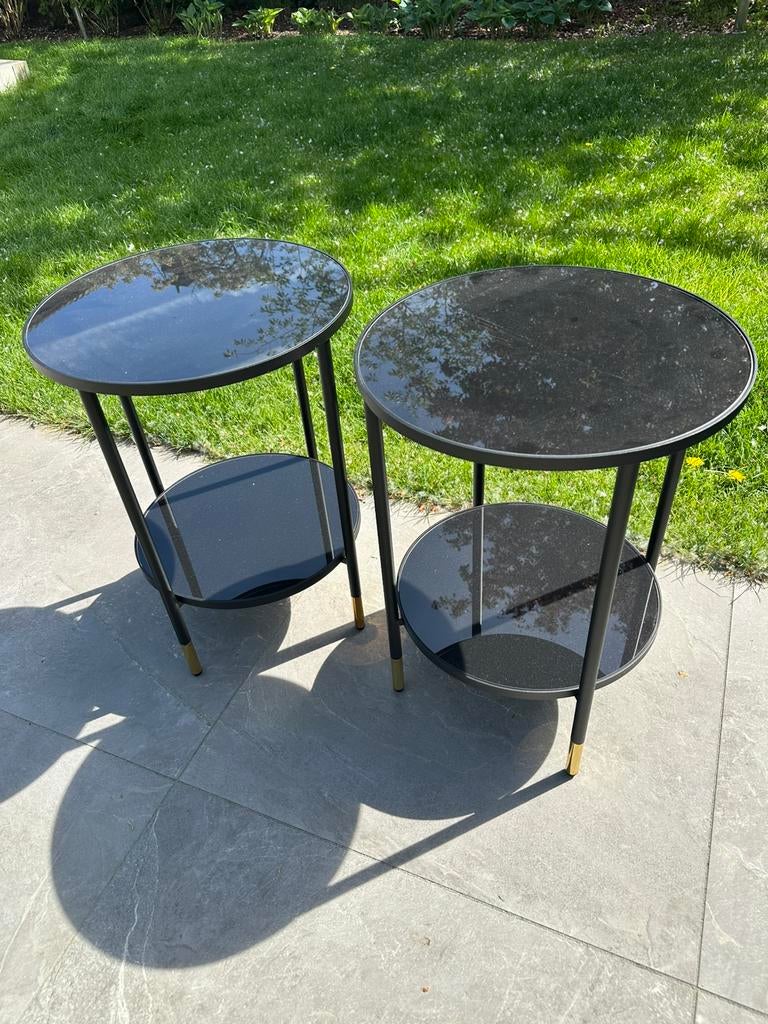 2 Tafeltjes zwart van glas met goud kleurige pootjes, Rond, 55 tot 75 cm, Modern, Ophalen