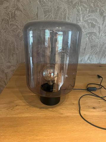 Tafellamp van glas met zwarte accenten beschikbaar voor biedingen
