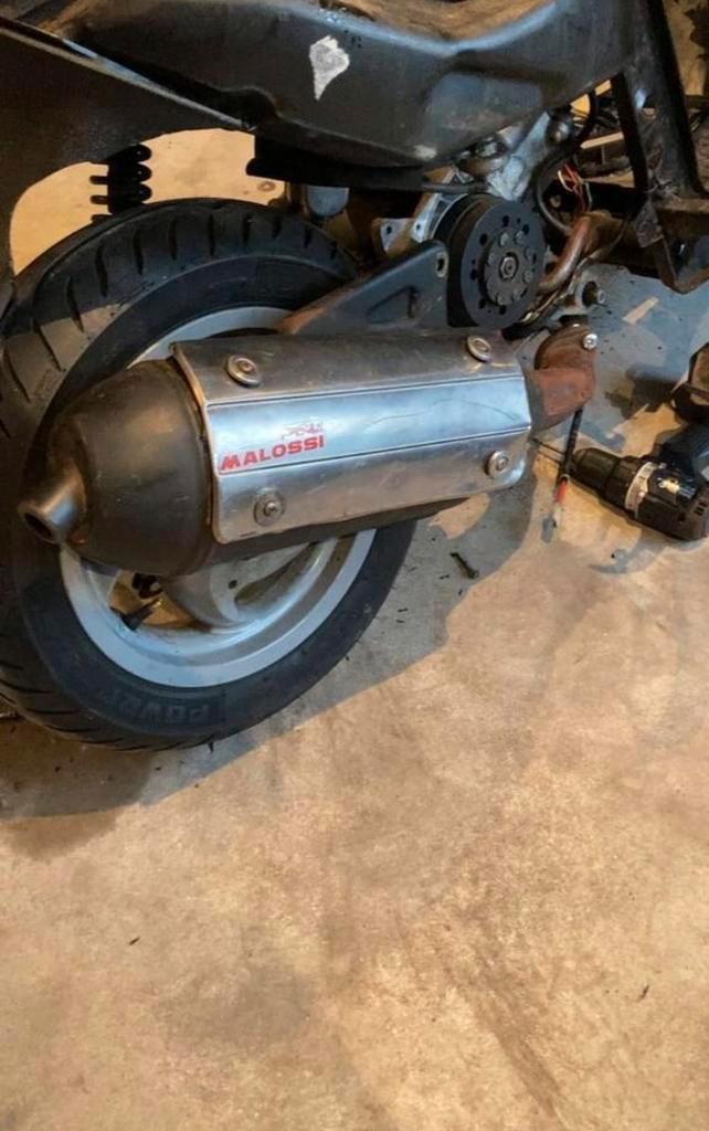 Sm06 uitlaat 125/180cc, Fietsen en Brommers, Brommeronderdelen | Scooters, Zo goed als nieuw, Piaggio, Uitlaat, Ophalen of Verzenden