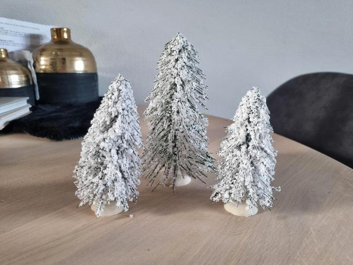 Kerstbomen set met sneeuw voor kerstdorp, Diversen, Kerst, Zo goed als nieuw, Ophalen of Verzenden