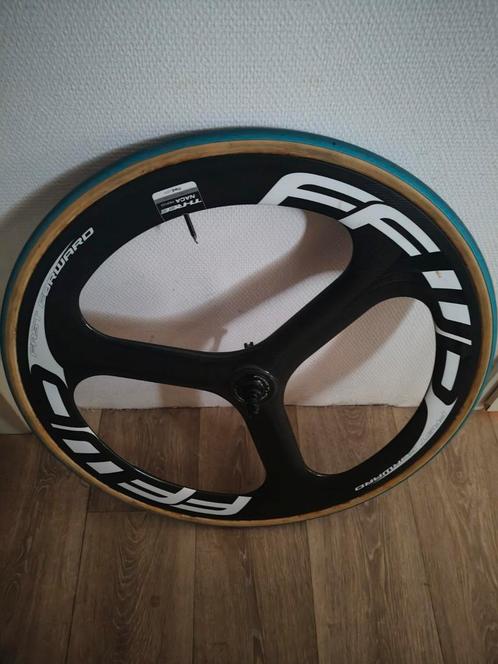 FFWD carbon 3 spaaks

In geweldig, Fietsen en Brommers, Fietsonderdelen, Zo goed als nieuw, Racefiets, Wiel, Ophalen of Verzenden
