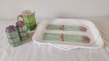 Asperges haal met sauskom en peper en zoutstel beschikbaar voor biedingen