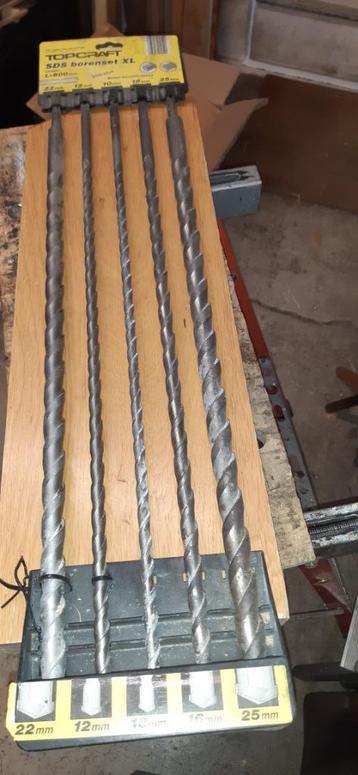 Set lange widiaboren voor muren beschikbaar voor biedingen