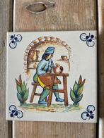 Oude polychroom tegel. Oude ambachten. Man met vazen., Antiek en Kunst, Antiek | Wandborden en Tegels, Ophalen