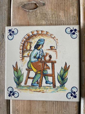 Oude polychroom tegel. Oude ambachten. Man met vazen. beschikbaar voor biedingen