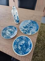 3 borden en 2 kruiken Delfts blauw., Antiek en Kunst, Ophalen