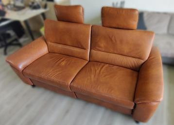 Luxe 3-zits bank. Cloudy congnac leer en volledig instelbaar beschikbaar voor biedingen