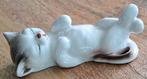 Mooie Porseleinen witte kat op zijn rug 9,5 cm lang, Ophalen of Verzenden, Zo goed als nieuw, Dier