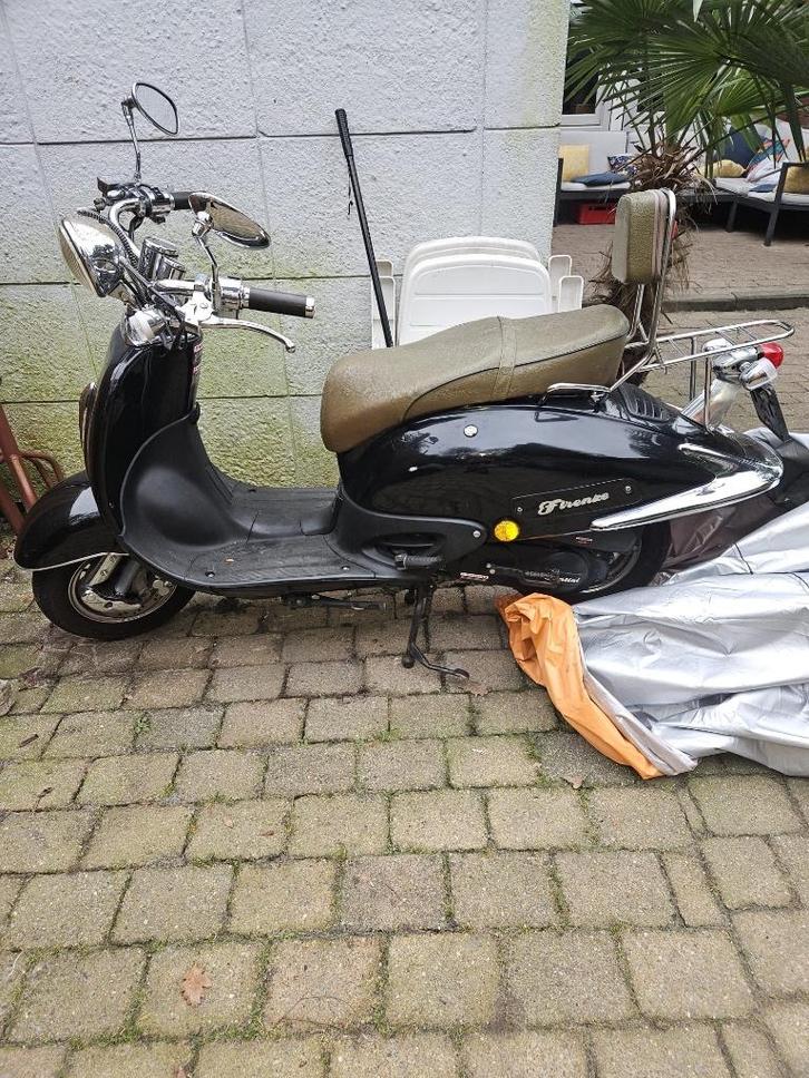 Scooter Znen retro  25 km p/u, Fietsen en Brommers, Brommeronderdelen | Scooters, Gebruikt, Overige merken, Overige typen, Ophalen