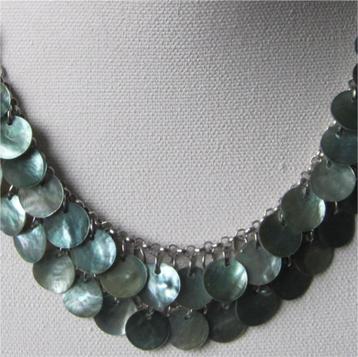 Fraaie, brocante halsketting met pastelgroene pailletten beschikbaar voor biedingen