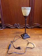 Schemerlamp H: 44 cm, glazen kap met ‘Griekse’ rand, Huis en Inrichting, Lampen | Tafellampen, Ophalen, Gebruikt, Glas, Minder dan 50 cm