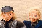 2 poppen opa en oma op een bankje 49521, Verzamelen, Poppen, Ophalen of Verzenden, Gebruikt, Pop
