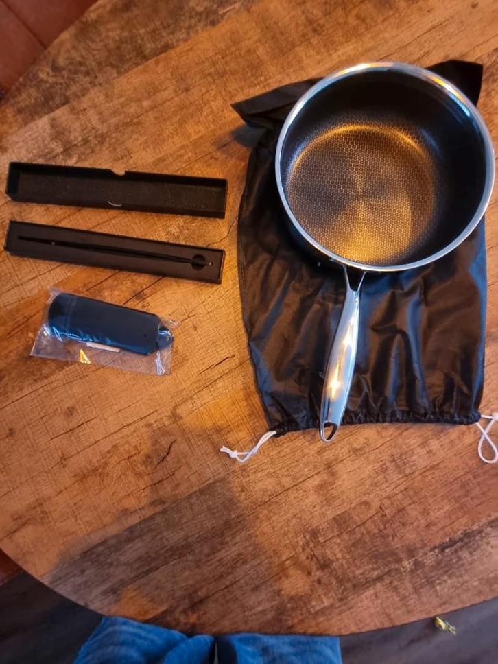 Onyx Cookware sauteerpan 26 cm + keukentang + handgreep hoes, Huis en Inrichting, Keuken | Potten en Pannen, Nieuw, Koekenpan of Braadpan