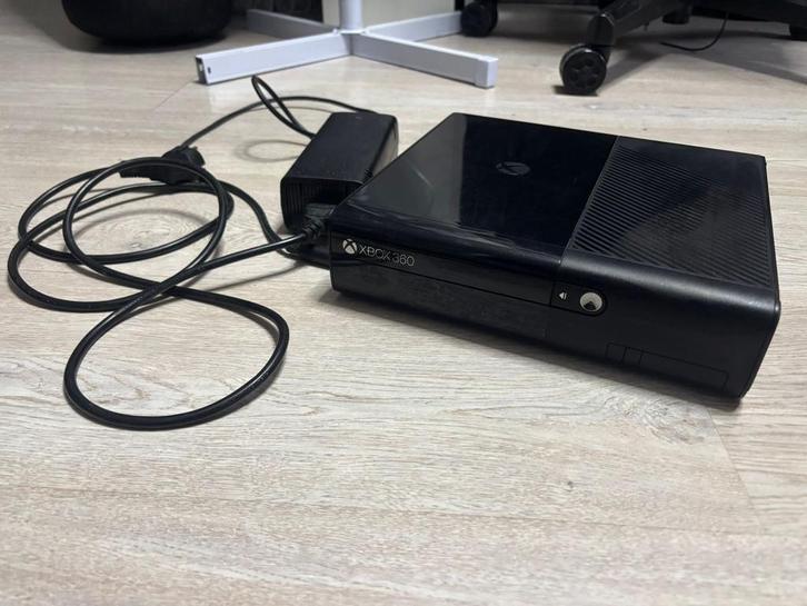 Xbox 360, Spelcomputers en Games, Spelcomputers | Xbox 360, Gebruikt, 250 GB, 360 S, Zonder controller, Ophalen of Verzenden