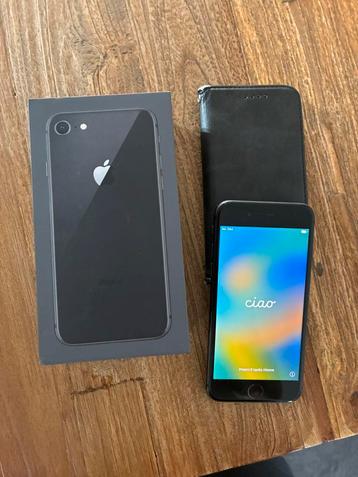 Iphone 8 + hoesje beschikbaar voor biedingen