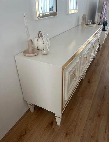 Beige Dressior met Gouden Details beschikbaar voor biedingen