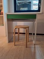 2 kinderbureautjes met ruime lade en 2 krukjes. 30 euro, Ophalen, Zo goed als nieuw