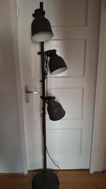 Industriële vloerlamp met 3 verstelbare spots beschikbaar voor biedingen