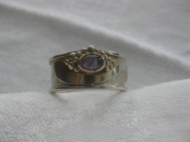 Zware 925 zilveren ring met amethyst, gedeeltelijk verguld., Sieraden, Tassen en Uiterlijk, Ringen, Zo goed als nieuw, Dame, 20 of groter