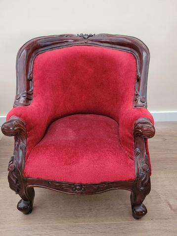 Antieke fauteuil met rode bekleding beschikbaar voor biedingen
