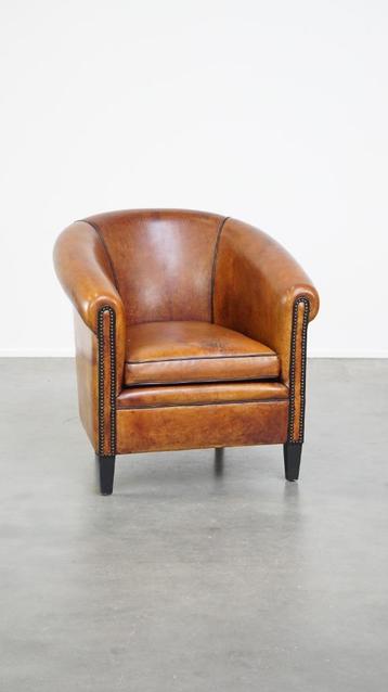 Luxe vintage clubfauteuil gemaakt van schapenleer beschikbaar voor biedingen