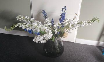Boeket kunstbloemen beschikbaar voor biedingen