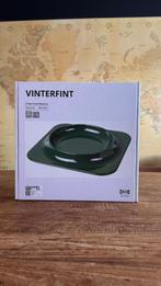 Ikea x Gustaf Westman Vinterfint Bord, donkergroen, Keramiek, Nieuw, Ophalen of Verzenden, Bord(en)
