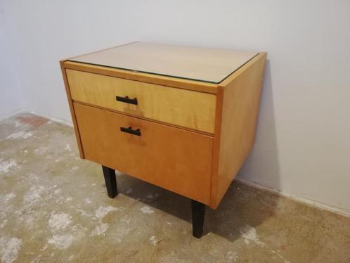 Schattig midcentury vintage houten nachtkastje met glasplaat, Huis en Inrichting, Slaapkamer | Nachtkastjes, Gebruikt, Minder dan 55 cm