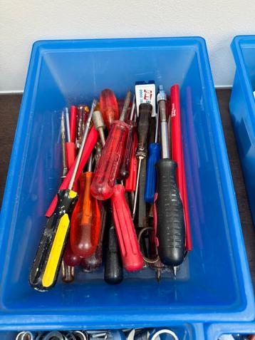 Boren, schroevendraaiers, stanleymessen, steeksleutels beschikbaar voor biedingen