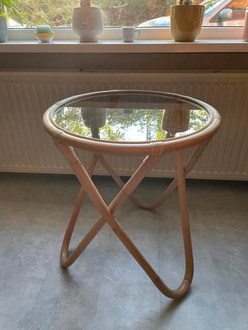 Vintage rotan bijzettafel met glaze blad beschikbaar voor biedingen