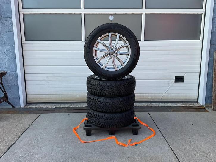 Hyundai.  Mitsubishi.  M + S.  Winterset. 215 - 65 - 17?, Auto-onderdelen, Banden en Velgen, Banden en Velgen, Winterbanden, 17 inch