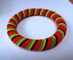 Ronde armband omwikkeld met kraaltjes rood zwart geel groen, Verzenden, Zo goed als nieuw
