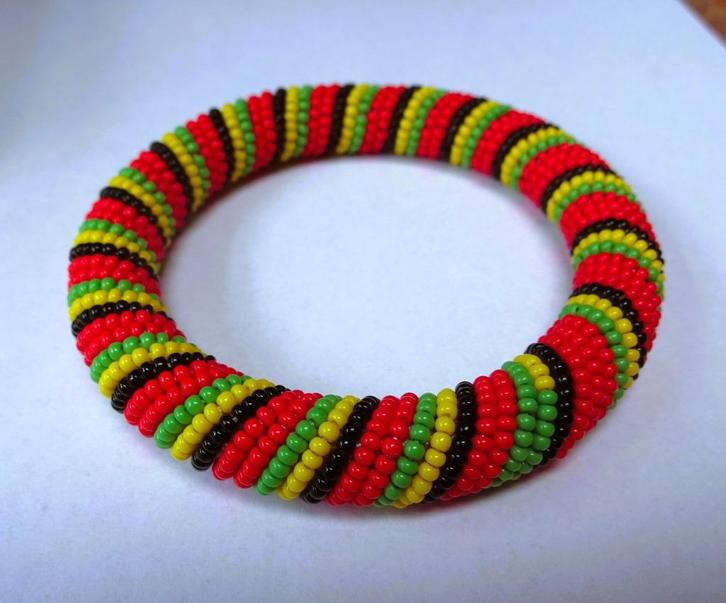 Ronde armband omwikkeld met kraaltjes rood zwart geel groen, Sieraden, Tassen en Uiterlijk, Armbanden, Zo goed als nieuw, Verzenden