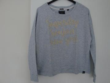 Maat L. Blauwe SUPERDRY trui met een zachte witte opdruk. beschikbaar voor biedingen
