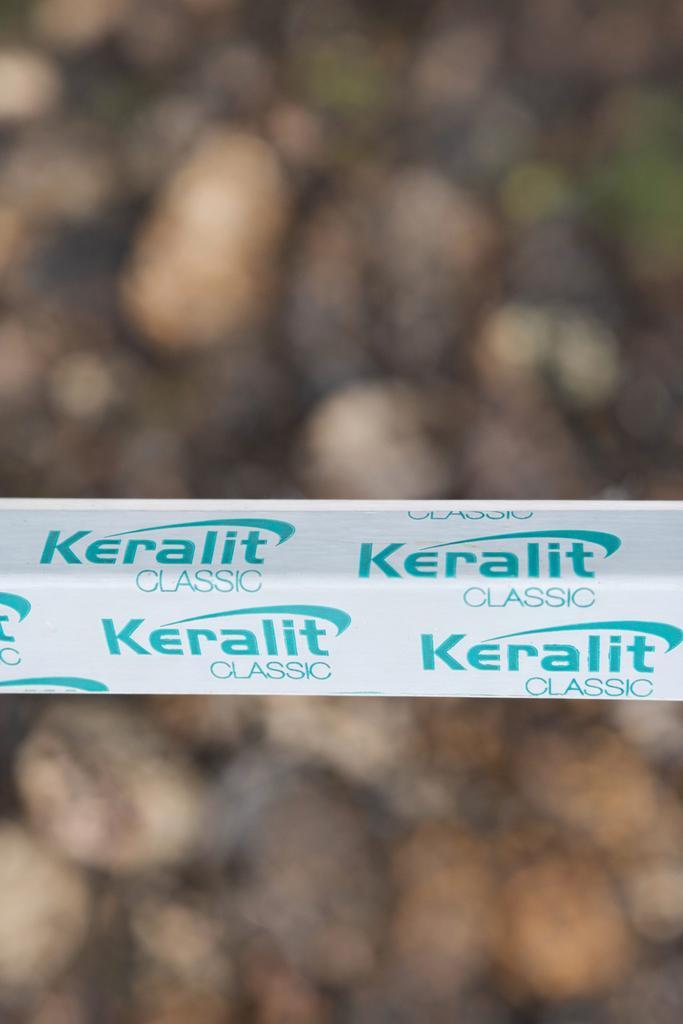 11x 4m Keralit eindprofiel 17 mm Wit (2806), Doe-het-zelf en Verbouw, Plinten en Afwerking, Nieuw, Plinten, Kunststof, 250 cm of meer