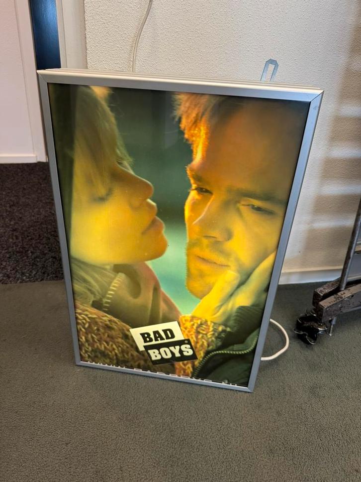 Lichtbak 60 x 40 cm met verlichting werkend en badboys print, Verzamelen, Posters, Zo goed als nieuw, Film en Tv, Deurposter of groter