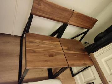 Twee mooie houten en metalen stoelen een euro totaal beschikbaar voor biedingen