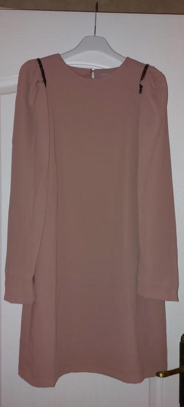 Nieuwe prachtige jurk met steentjes beschikbaar voor biedingen