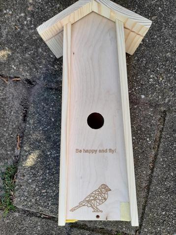 Blank houten vogelhuisje beschikbaar voor biedingen