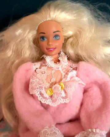 Vintage Barbie 1993 Bedtime Barbie met bed en kleding beschikbaar voor biedingen