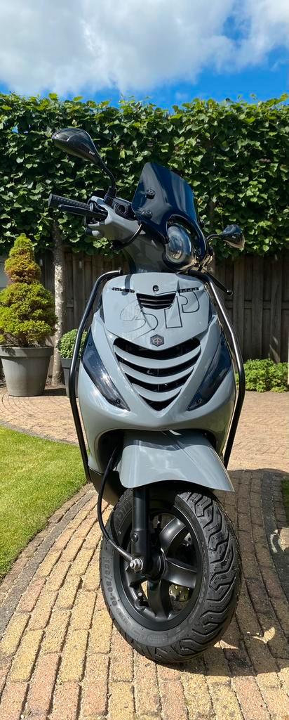 Piaggio Zip SP 2022 custom met lage Km stand, Fietsen en Brommers, Scooters | Piaggio, Zo goed als nieuw, Zip, Maximaal 45 km/u
