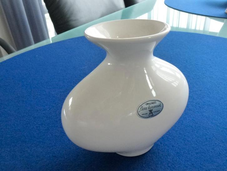 Witte Vaas Flora Keramiek Hardenberg, met stickers. 1970 /80, Antiek en Kunst, Antiek | Porselein, Ophalen of Verzenden