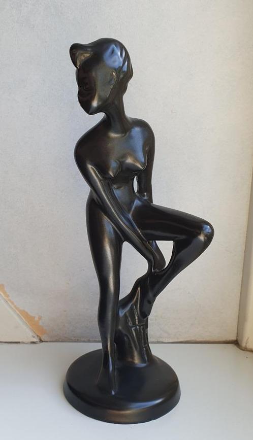 Sculptuur zwart plateel, Antiek en Kunst, Antiek | Keramiek en Aardewerk, Verzenden