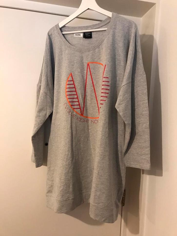 MOET WEG Lange sweater oversized lichtgrijs print 50/52, Kleding | Dames, Grote Maten, Nieuw, Trui of Vest, Grijs, Verzenden