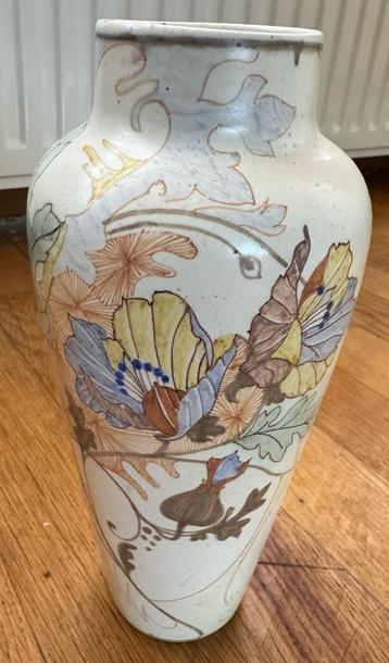 Handbeschilderde vaas beschikbaar voor biedingen