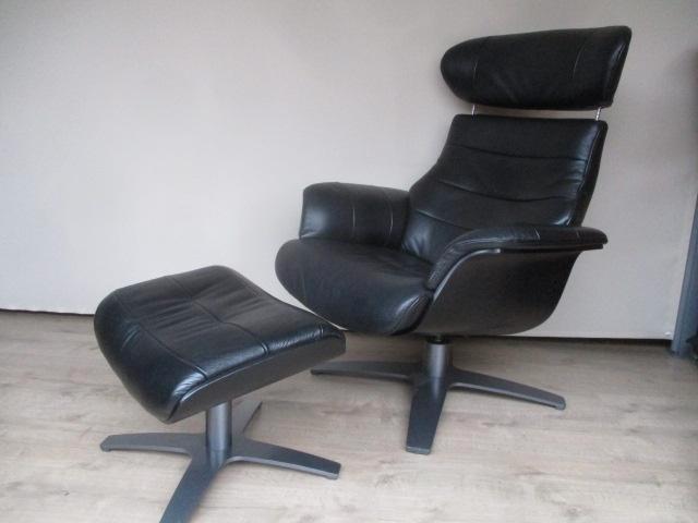 bijzonder fraaie relax fauteuil zwart + hocker (Time Out), Huis en Inrichting, Fauteuils, Zo goed als nieuw, Hout, Leer, Metaal