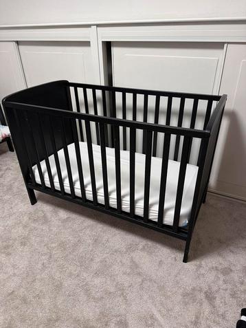 Mooi zwart ledikant incl aeorsleep matras beschikbaar voor biedingen