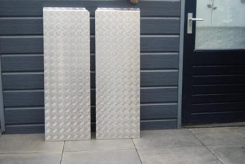 2 x nieuwe dikke .aluminium traanplaat met omgebogen rand . beschikbaar voor biedingen